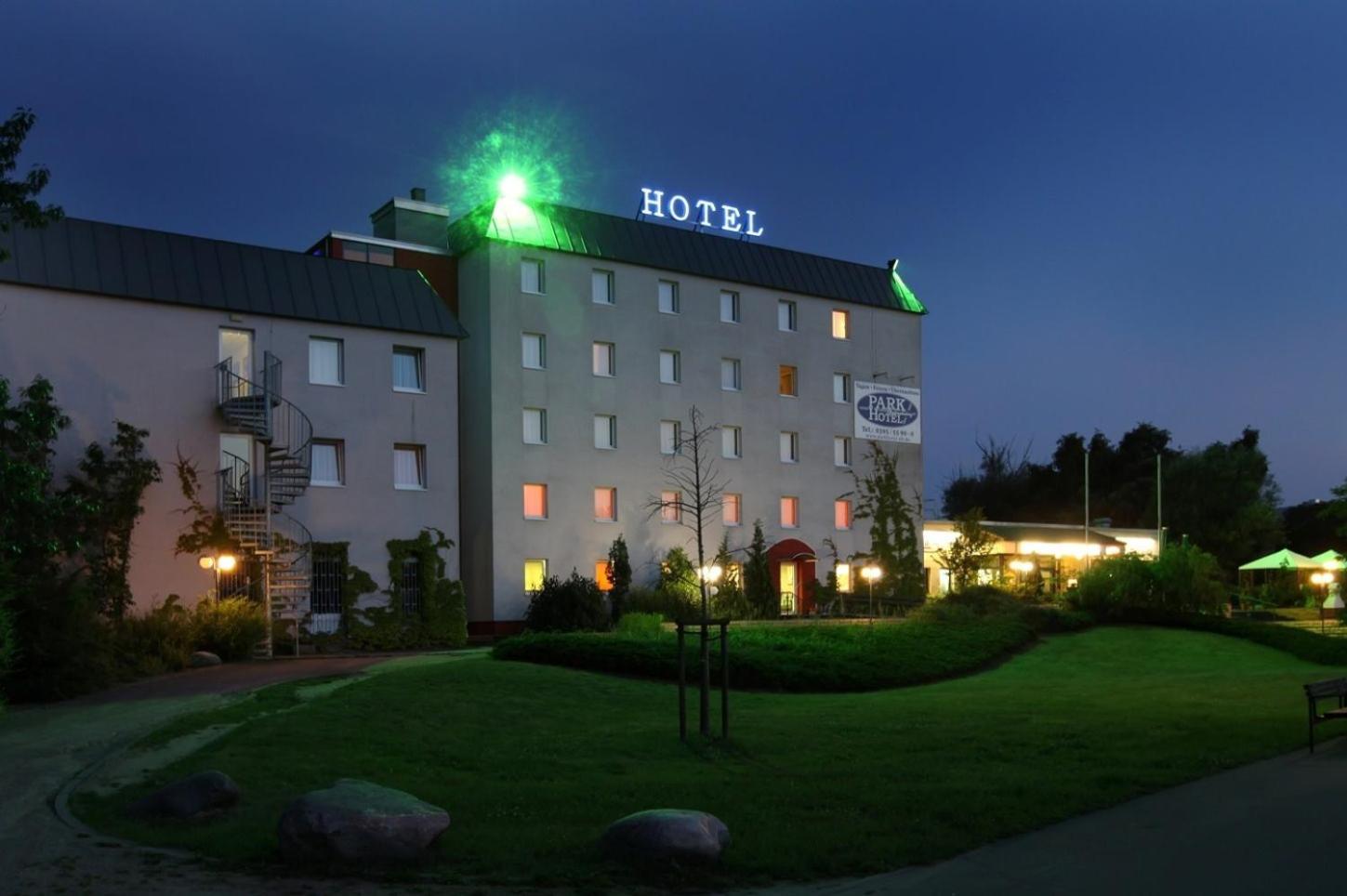 Parkhotel Нойбранденбург Екстериор снимка