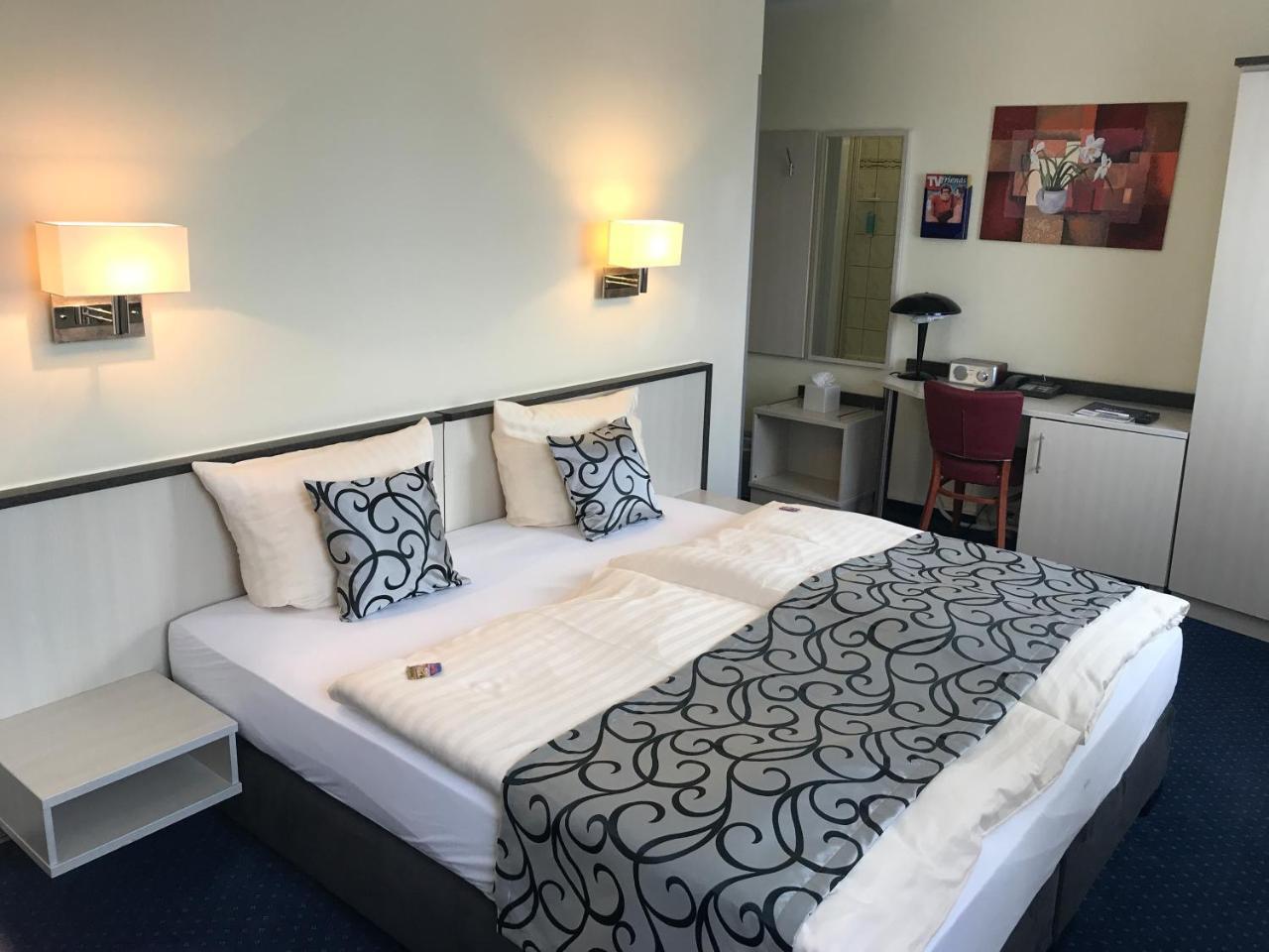 Parkhotel Нойбранденбург Екстериор снимка