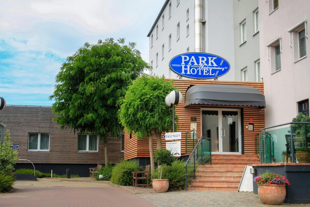 Parkhotel Нойбранденбург Екстериор снимка