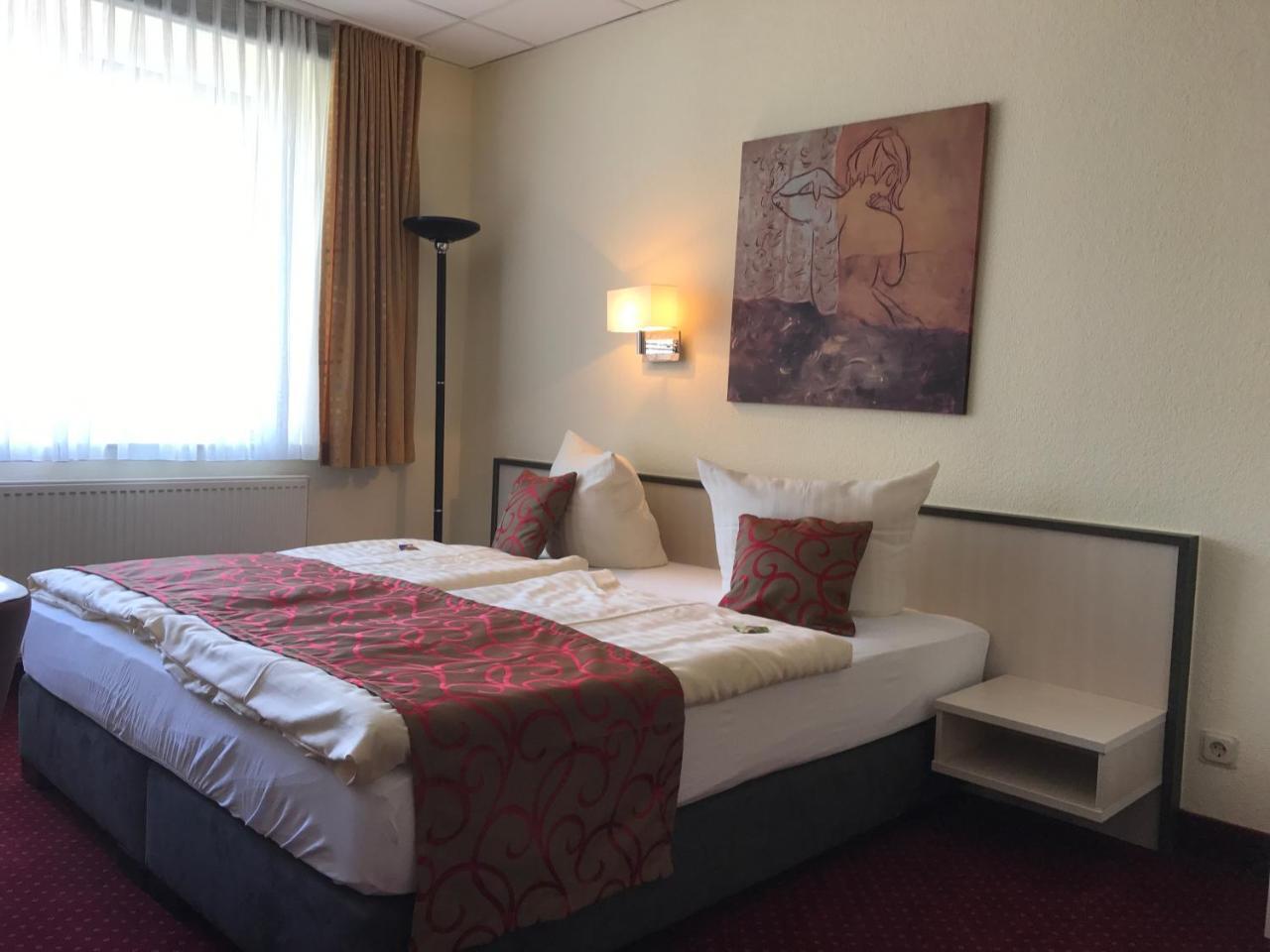 Parkhotel Нойбранденбург Екстериор снимка