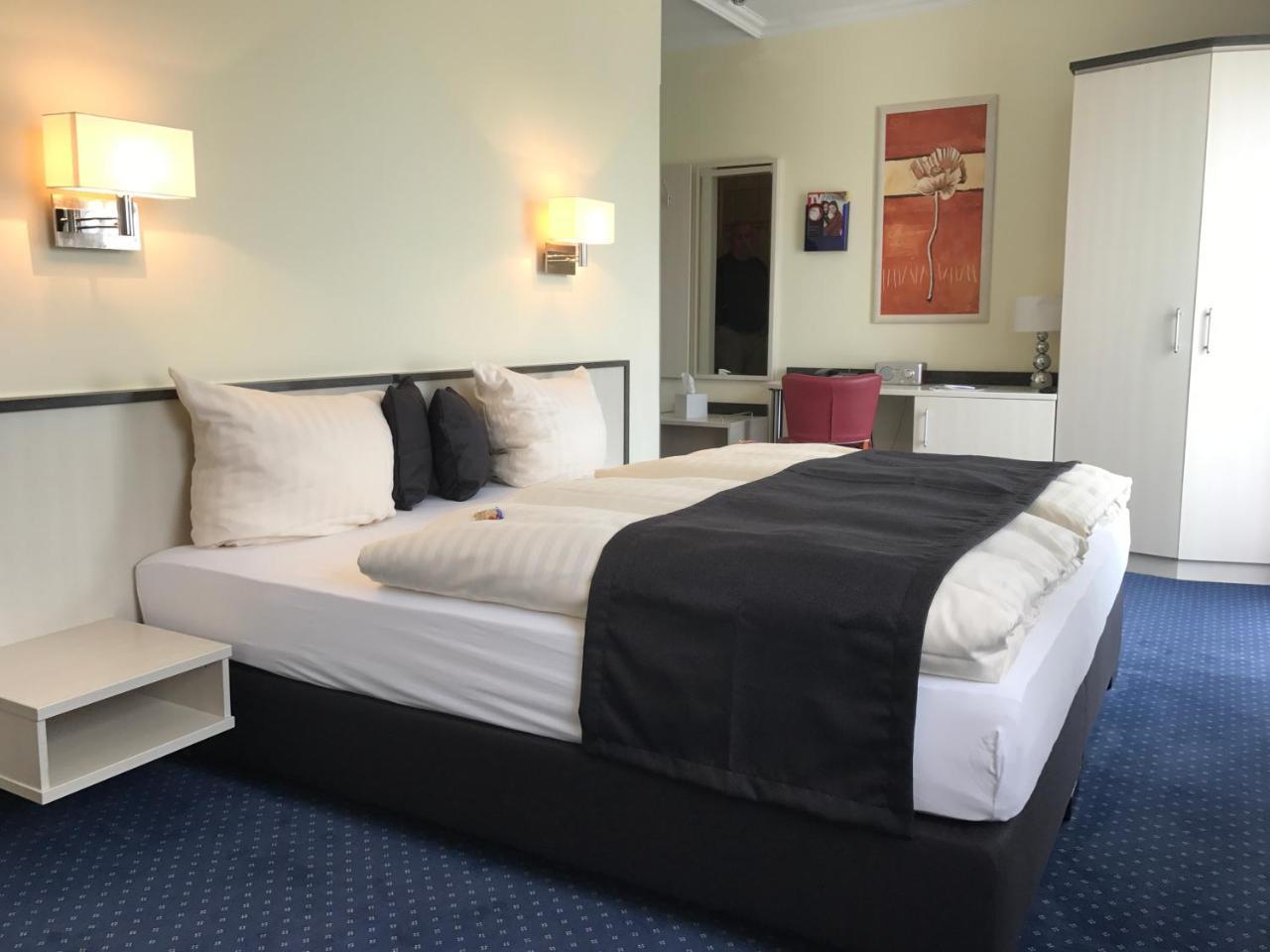 Parkhotel Нойбранденбург Екстериор снимка