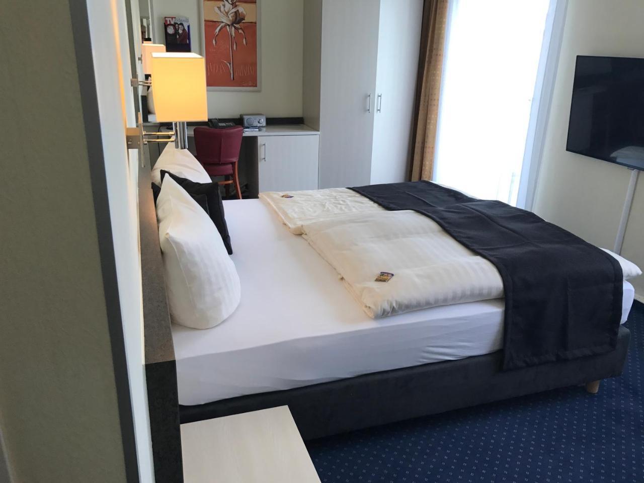 Parkhotel Нойбранденбург Екстериор снимка