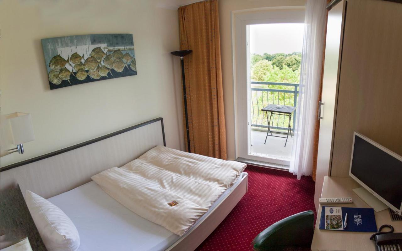 Parkhotel Нойбранденбург Екстериор снимка